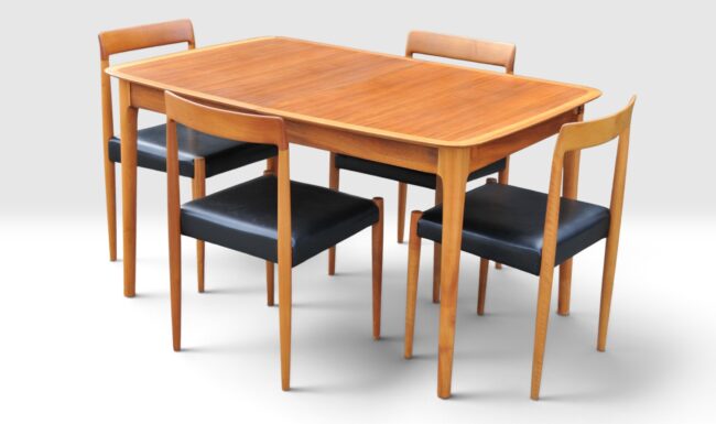 Ausziehbarer Lübke Tisch mit 4 Stühlen aus Teak